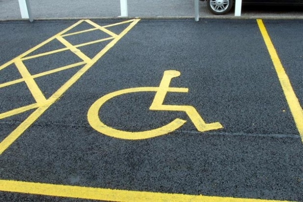 1 Parcheggiare l'auto nel posto riservato ai disabili è violenza privata.