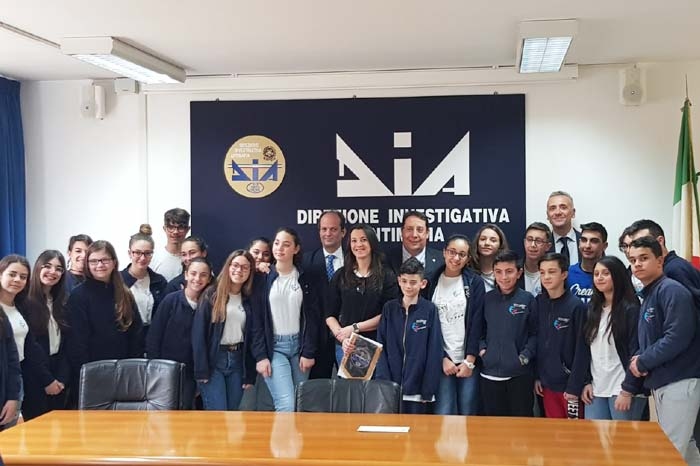 1 A.N.F.I e Gens Nova insieme alla DIA di Bari incontrano i ragazzi per spiegare la lotta dello Stato alla mafia.